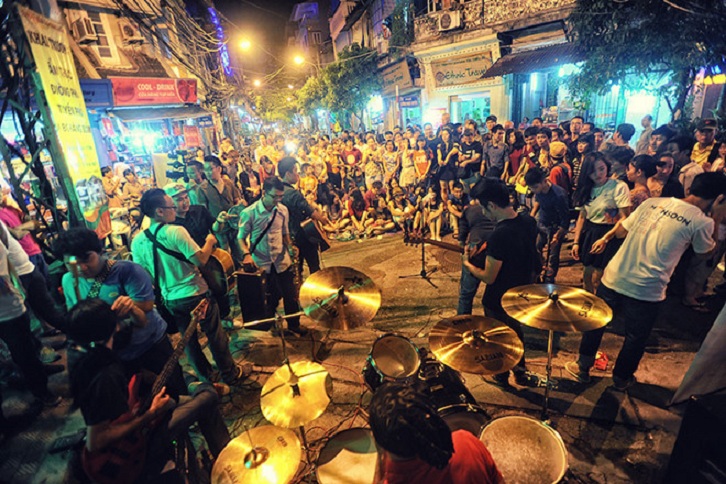 Không khí nhộn nhịp ở một khu phố cổ ở Hà Nội