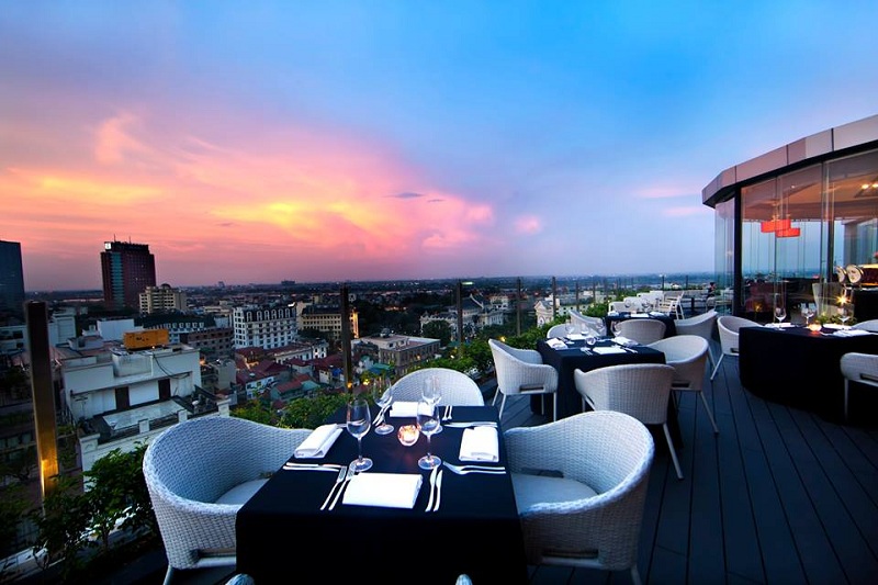 Địa điểm ăn tối lãng mạn ở Hà Nội The Rooftop Bar Hanoi
