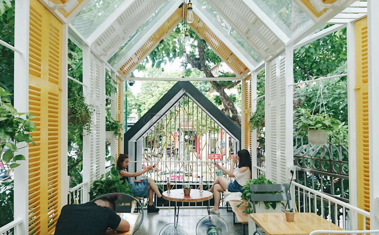 Địa điểm cafe lãng mạn ở Hà Nội The Rustics