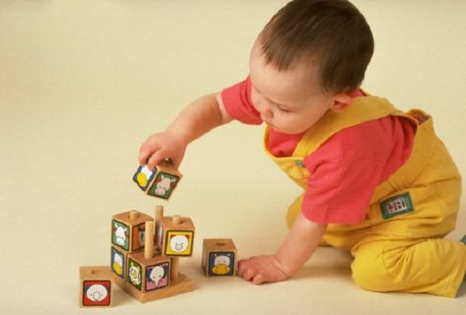 Đồ chơi bằng gỗ giúp bé tăng tư suy logic