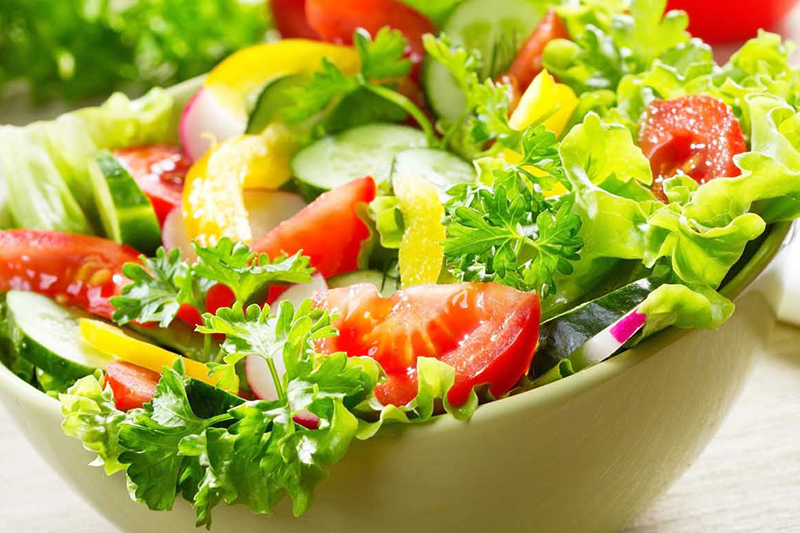 Giảm cân thần tốc với món salad cà chua dưa chuột cực dễ làm