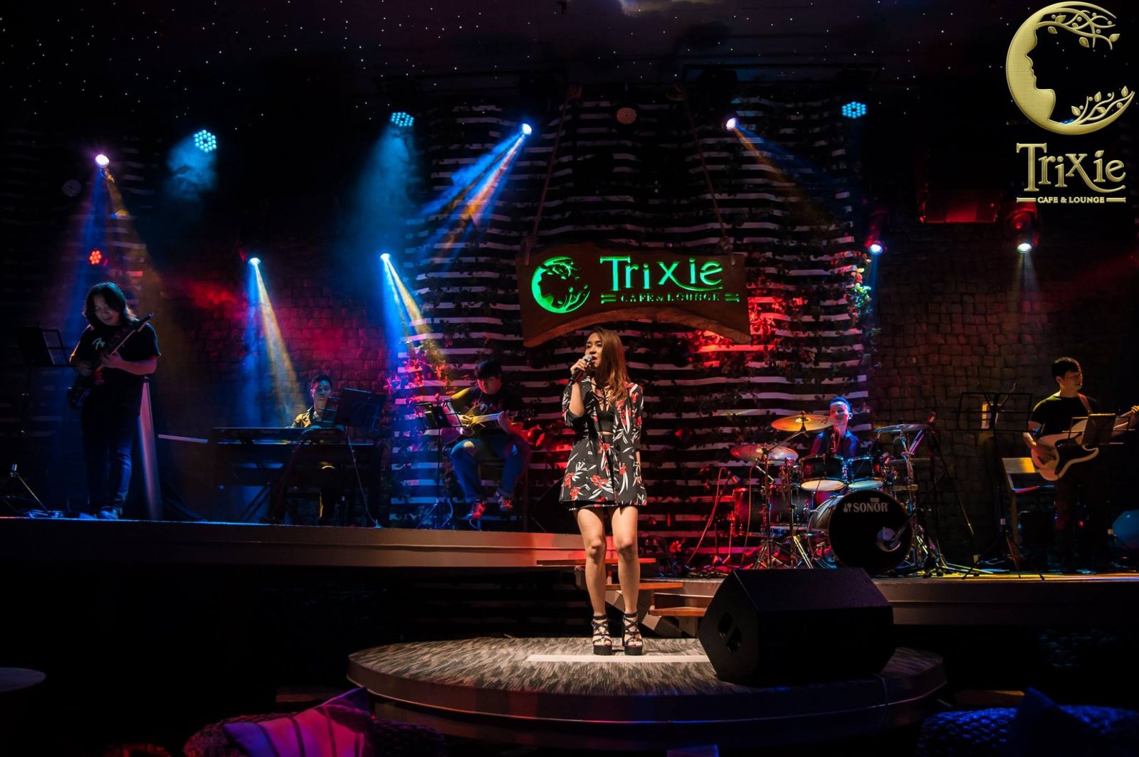 Gợi lại cảm xúc tuổi trẻ với những ca khúc nhạc ngoại bất hủ trong đêm nhạc quốc tế tại Trixie cafe