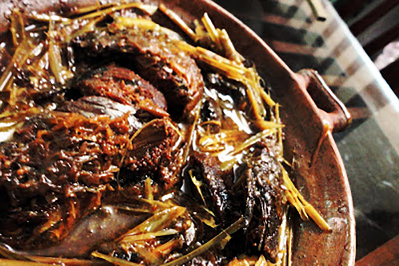 Học ngay cách làm món cá diếc kho tương cho ngày đông Hà Nội