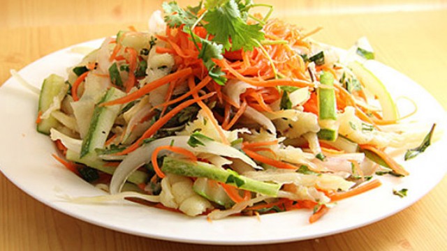 Gỏi chân gà chua cay