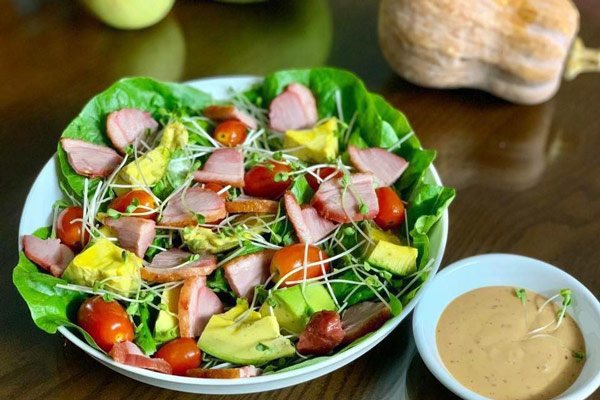 Salad lườn ngỗng xông khói sốt chanh leo