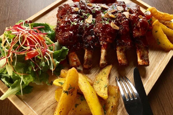 Sườn Lợn Iberico Nướng Sốt BBQ Ăn Kèm Khoai Tây