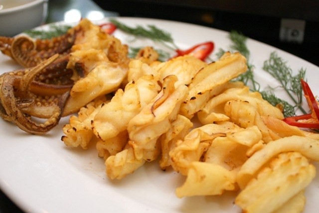 Mực một nắng chiên giòn