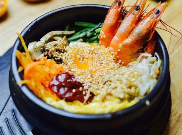 Cơm trộn tôm thố đá