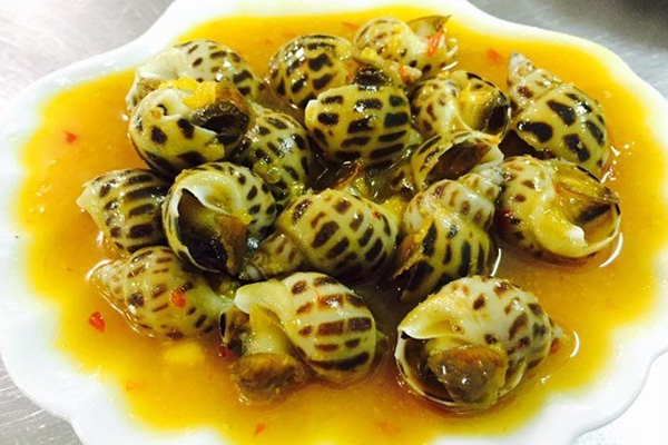 Ốc hương xào bơ tỏi ăn kèm bánh mỳ