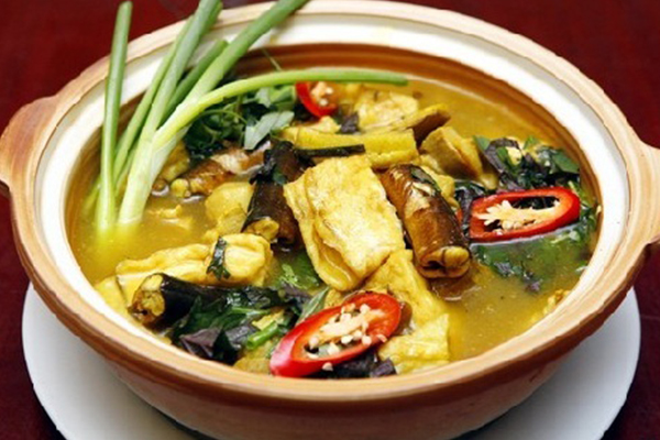 Cá Chình om chuối đậu ăn kèm bún