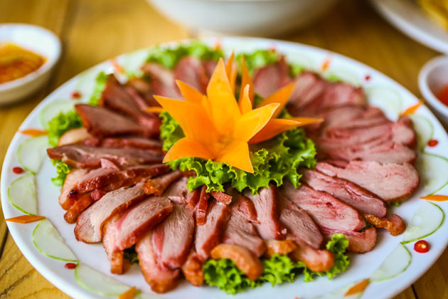 Lườn ngỗng xông khói nướng đá