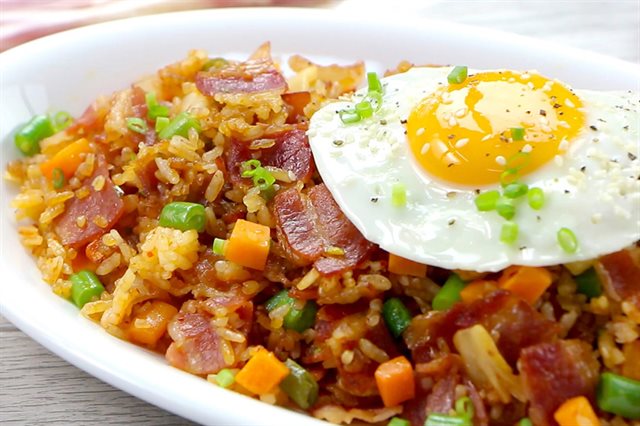Cơm chiên thịt xông khói sốt tiêu