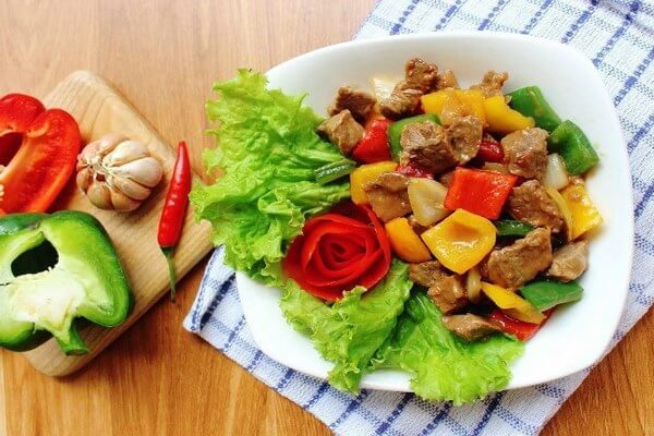 Bò Úc xào ớt chuông ăn kèm bánh mì